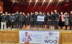 높이뛰기 세계선수권 은메달리스트 우상혁, 모교 후배들에게 재능기부