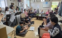 대전삼성초, 어르신들 위한 ‘작은 음악회’ 봉사활동