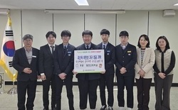대전고, ‘한모예술제 수익금 전액 기부’ 지역사회 온기 나눠... 학생 주도 플리마켓 수익금 49만 원 대흥동 주민센터에 전달