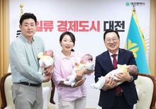 세쌍둥이 자매 건강한 시청 나들이... 이장우 시장 “지역사회가 함께 키우자” 덕담