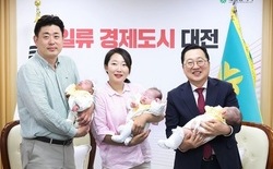 세쌍둥이 자매 건강한 시청 나들이... 이장우 시장 “지역사회가 함께 키우자” 덕담