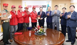 해병대전우회, 이장우 대전시장에게 감사패 전달