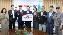 중앙시장활성화구역 상인회 ‘0시 축제 수익’ 600만 원 장학금 기탁